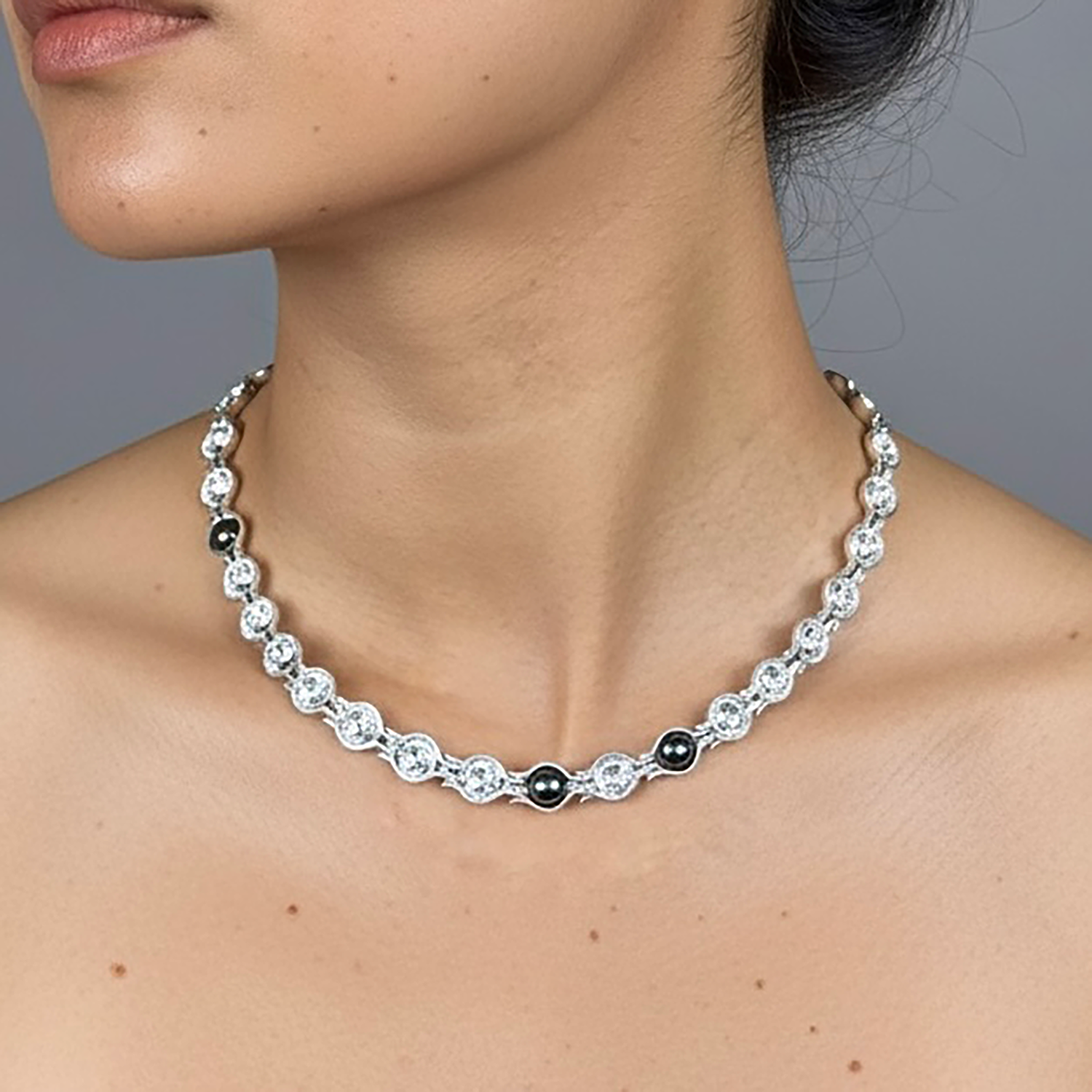 PERLA Necklace Lifestyle Image